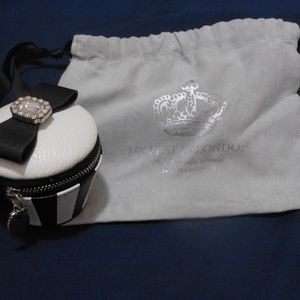 My Flat in London, Cup cake coin purse